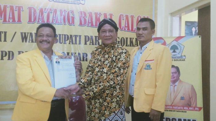 Untoro Hariadi (tengah) serahkan berkas pendaftaran Bacabup Bantul ke DPD Partai Golkar Bantul, di kantor DPD Partai Golkar Bantul, Rabu (24/4/2024).