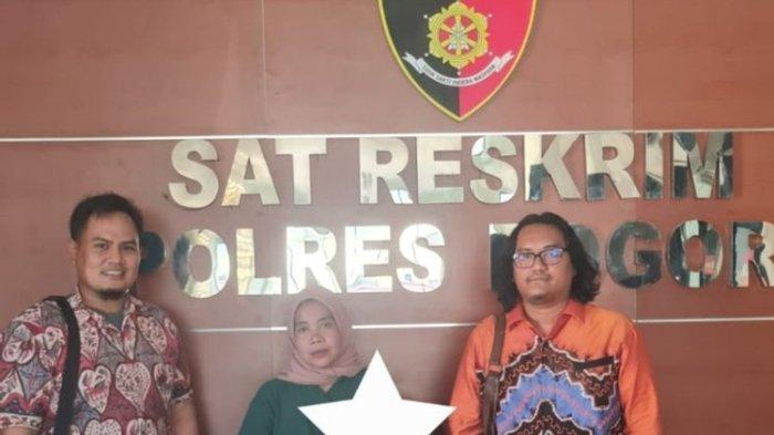 Siti Maulia, ibu yang bayinya tertukar melaporkan pihak rumah sakit ke Polres Bogor, Cibinong, Kabupaten Bogor, Jawa Barat.