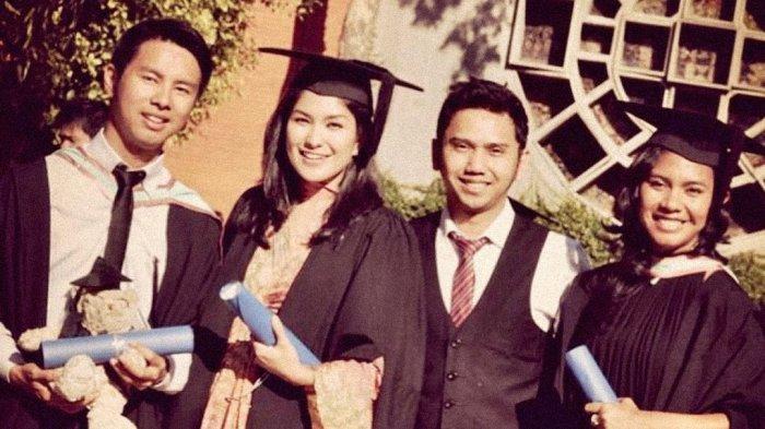 Valerina Daniel dan teman-teman semasa kuliah