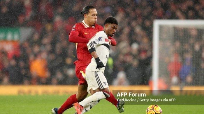 Virgil van Dijk vs Amad Diallo di Liga Inggris antara Liverpool vs Manchester United di Anfield 5 Januari 2025