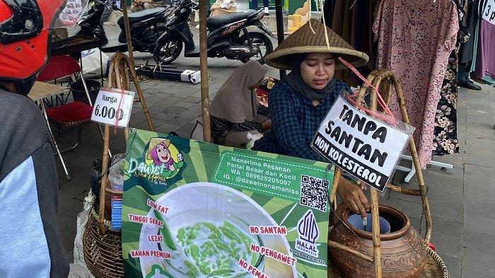 BERBURU TAKJIL: Seorang pengunjung Festival Ramadan Pegadaian 2025 membeli Es Dawet di area bazar UMKM, Jumat (14/3/2025).