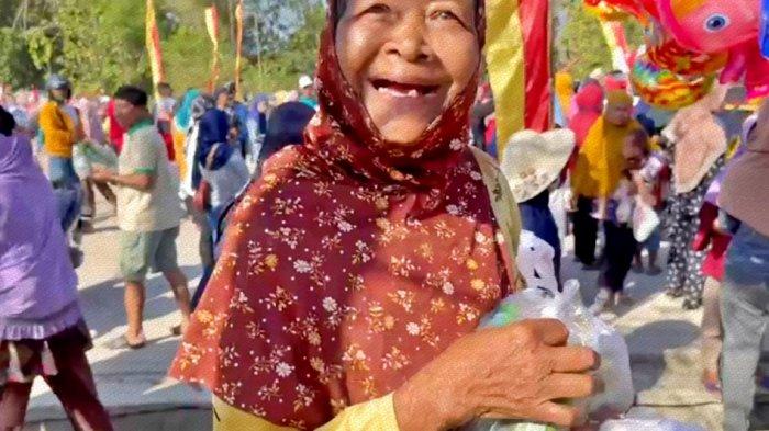 Warga Gunungkidul semringah mendapat sayur gratis dari Paguyuban Pedagang Sayur Pasar Semin