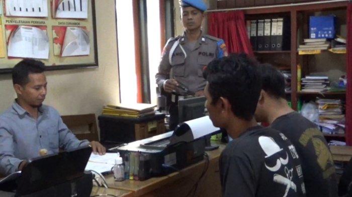 Kedua pelaku penganiayaan dengan sajam, BA dan AA, saat diamankan di Mapolsek Seyegan