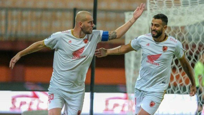 PSS Sleman sempat dikabarkan menginginkan Everton Nascimento (kanan).