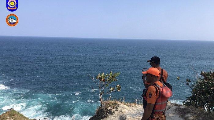 HILANG: Petugas saat melakukan pencarian terhadap wisatawan hilang di Pantai Siung Gunungkidul, Minggu (27/7/2025)