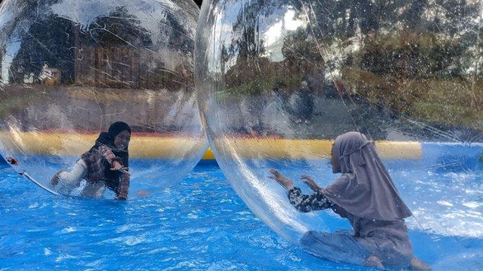 Wisatawan bermain salah satu wahana di Kaliurang Park