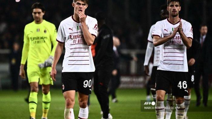 Gelandang AC Milan asal Belgia Charles De Ketelaere dan bek AC Milan Italia Matteo Gabbia bereaksi di akhir pertandingan sepak bola Serie A Italia antara Torino dan AC Milan di “Stadion Grande Torino” di Turin pada 30 Oktober 2022. Torino menang 2-1 .