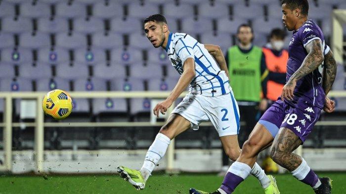 Achraf Hakimi dan Igor di Liga Italia Serie A Italia Fiorentina vs Inter Milan pada 5 Februari 2021 di stadion Artemio-Franchi di Florence.