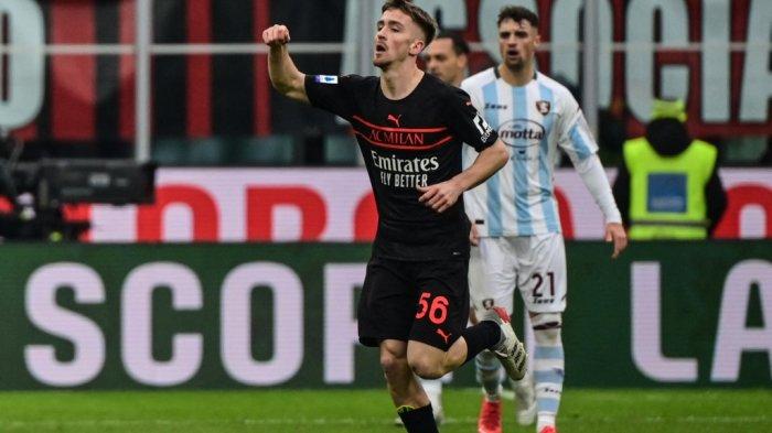 Alexis Saelemaekers merayakan gol di Liga Italia antara AC Milan vs Salernitana pada 4 Desember 2021 di stadion San Siro di Milan.