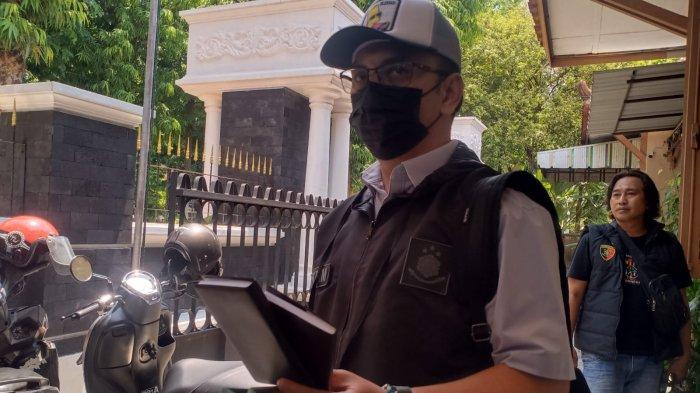 anit Tipikor Sat Reskrim Polres Klaten, Iptu Hidayat Seno Harjanto, menunjukkan dua buah buku catatan yang dikatakan sempat mau disembunyikan saat pengeledahan di kantor Disperakim Klaten, Kamis (7/11/2024).