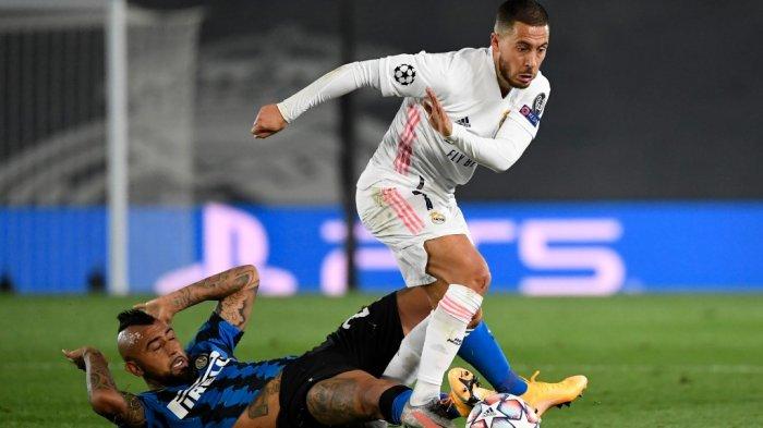 Gelandang Chili Inter Milan Arturo Vidal (kiri) bersaing dengan pemain depan Real Madrid Belgia Eden Hazard selama pertandingan sepak bola grup B Liga Champions UEFA antara Real Madrid dan Inter Milan di stadion Alfredo di Stefano di Valdebebas, di pinggiran Madrid, pada 3 November , 2020.