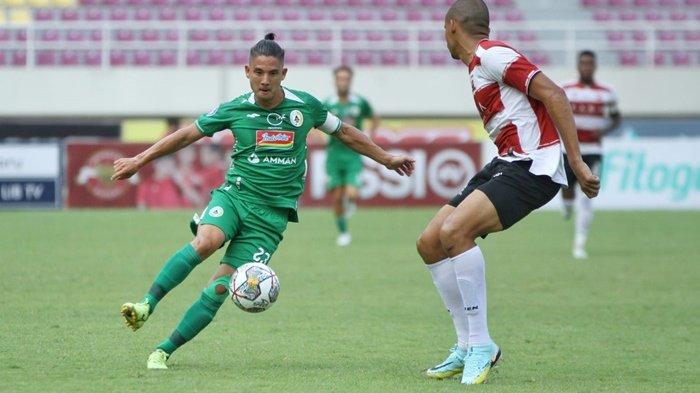 Gelandang PSS Sleman, Kim Jeffrey Kurniawan (kiri), diadang Cleberson Martins.