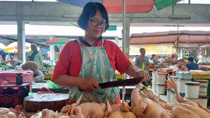 Penjual daging ayam sedang mempersiapkan pesanan pembeli di Pasar Rejowinangun, Kota Magelang, Senin (3/4/2023)