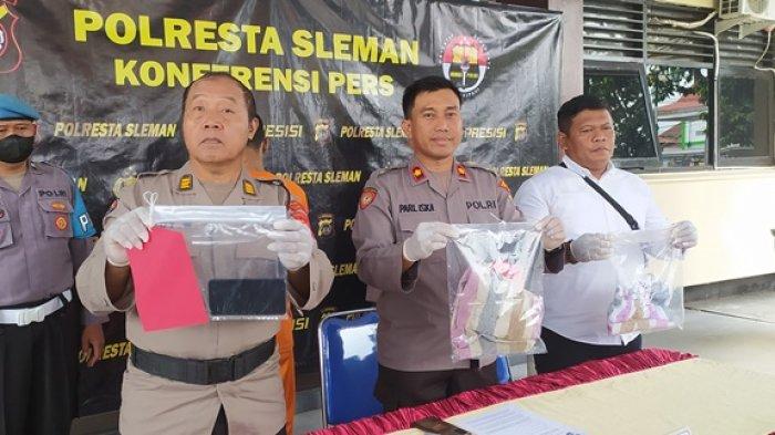 Kapolsek Berbah, Kompol Parliska Febrihanoto, menunjukkan pelaku berikut barang bukti kain pembungkus bayi di Mapolresta Sleman