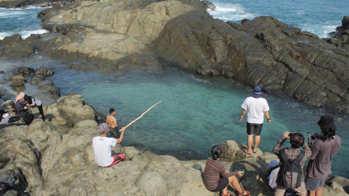 Batuan andesit di Laguna Wediombo