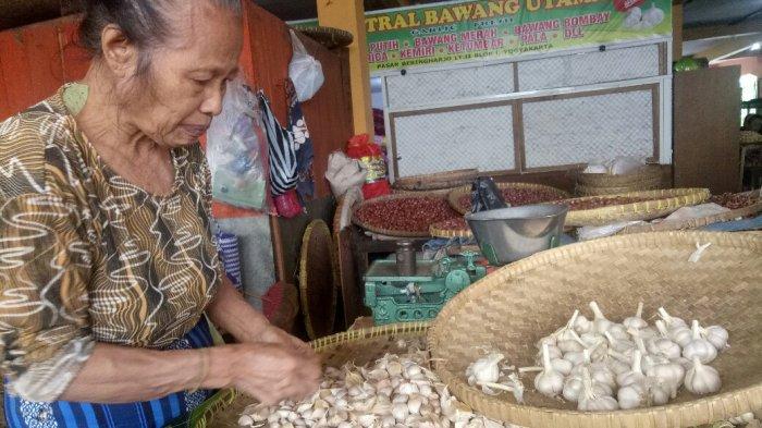 Pedagang bawang putih dan merah di Pasar Beringharjo Kota Yogyakarta, Selasa (14/5/2019).