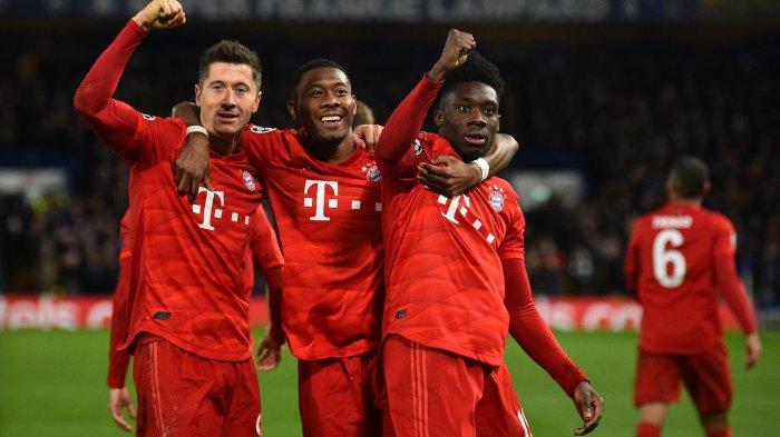 Striker Bayern Munich Robert Lewandowski (kiri) merayakan dengan bek Bayern Munich Austria David Alaba (tengah) dan pemain tengah Bayern Munich asal Kanada Alphonso Davies (kanan) setelah mencetak gol ketiga mereka selama pertandingan sepak bola leg pertama babak 16 Liga Champions antara Chelsea dan Chelsea Bayern Munich di Stamford Bridge di London pada 25 Februari 2020.
