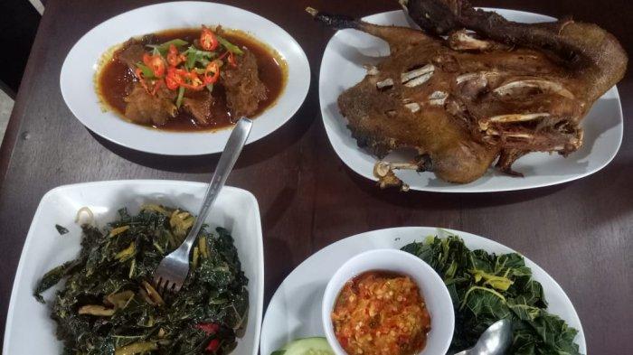 Bebek goreng dengan racikan bumbu Desa, yang ada di warung makan bebek Keplak di Sriharjo Imogiri Bantul.