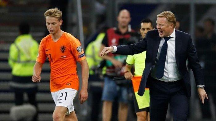 Pelatih Timnas Belanda, Ronald Koeman, berbicara dengan gelandang Frenkie De Jong pada laga Kualifikasi Piala Eropa 2020 antara Jerman dan Belanda di Hamburg, Jerman, pada 6 September 2019. Kini, Koeman kembali mendapat kepercayaan melatih timnas Belanda.