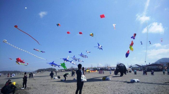 Berbagai jenis, bentuk, dan warna layang-layang menghiasi langit di Pantai Parangkusumo dalam Jogja International Kite Festival 2019, Minggu (28/7/2019).