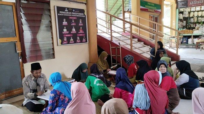 NGAJI BERSAMA: Mengaji bersama buruh gendong di Pasar Beringharjo, Jumat (14/03/2025)