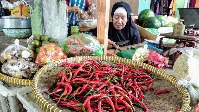Cabai keriting merah salah satu pedagang di Pasar Cebongan, Sleman, Senin (27/01/2020)
