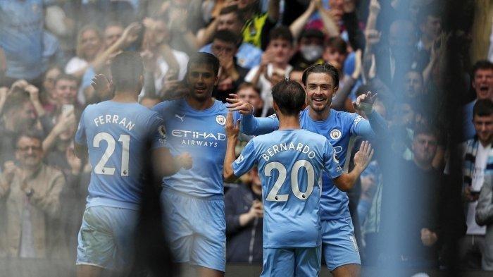 Club Brugge vs Man City - Foto dok Ilustrasi - Gelandang Manchester City Jack Grealish (kanan) bersama pemain lain City setelah mencetak gol kedua pada pertanndingan Liga Inggris antara Manchester City dan Norwich City di Stadion Etihad di Manchester, Sabtu (21/8/2021)
