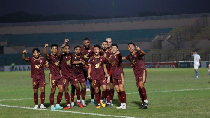Pemain incaran PSS Sleman, Kenzo Nambu (dua dari kanan), selebrasi setelah mencetak gol ke gawang PSIS Semarang.