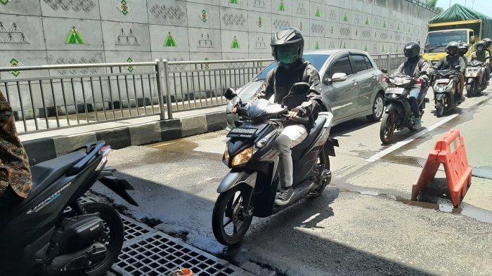 Kendaraan melambat saat melintasi grill underpass kentungan, Kamis (4/2/2021).