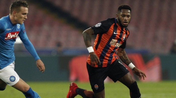 Gelandang Shakhtar Donetsk, Fred (kanan), saat menggiring bola dari incaran pemain Napoli, Piotr Zielinski, dalam laga Grup F Liga Champions 2017-2018 di Stadion San Paolo, Naples, Italia, pada 21 November 2017