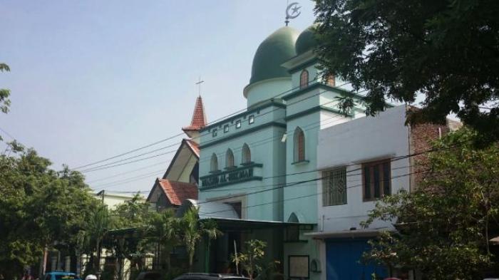 Kerukunan umat beragama dan toleransi antar umat sangat kental terasa di Kelurahan Keratonan, Kecamatan Serengan, Solo. Kerukunan ini terlihat karena letak Masjid Al Hikmah dan Gereja Kristen Jawa (GKJ) Joyodiningratan saling bersebelahan dan hanya dipisahkan tembok batu bata.