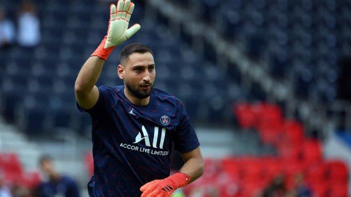 Gianluigi Donnarumma menjelang pertandingan Ligue 1 Prancis antara Paris-Saint Germain PSG vs Clermont Foot 63 di The Parc des Princes Stadium di Paris pada 11 September 2021.