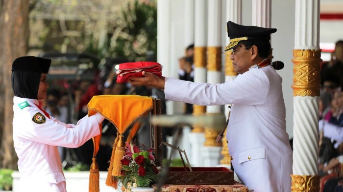 Gubernur DI Yogyakarta, Sri Sultan HB X menyerahkan Sang Saka Merah Putih kepada Pasukan Pengibar Bendera Pusaka (Paskibraka) saat upacara peringatan Hari Kemerdekaan RI ke 73 di Gedung Agung Yogyakarta.