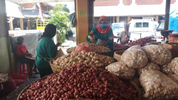 Pedagang bawang di pasar Beringharjo sedang melayani pembeli,pada Jumat (21/08/2020).