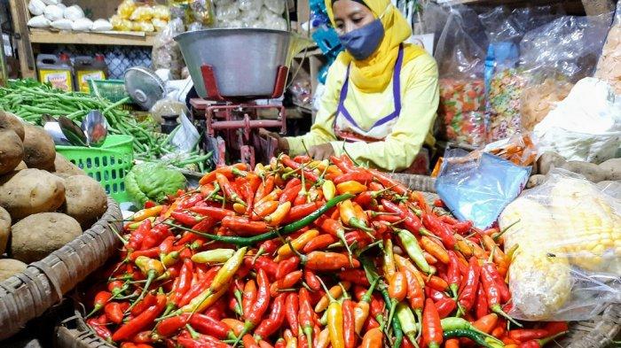 Gunungan cabai rawit di salah satu lapak pedagang Pasar Argosari, Wonosari, Gunungkidul. Harga cabai rawit terpantau meroket hingga Rp 120 ribu per kilogram pada Senin (01/03/2021).
