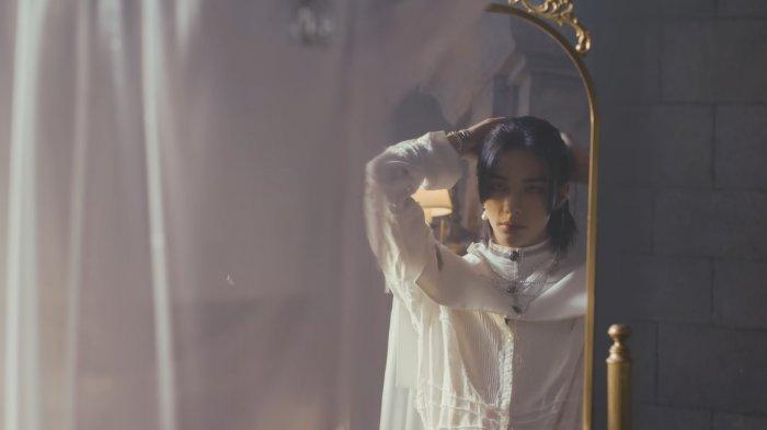 Cuplikan video klip Hyunjin feat Yacht Money - Play With Fire