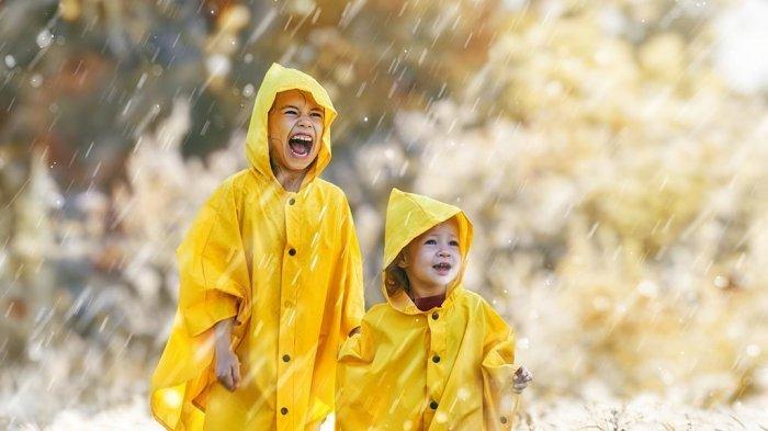 25 Arti Mimpi Menggunakan Jas Hujan Kuning, Jas Hujan Kotor Menurut Primbon, Apakah Ada Pertanda Buruk?