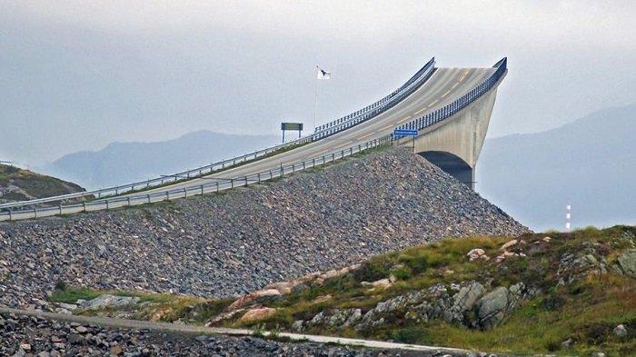 Jembatan Storseisundbrua, Norwegia.