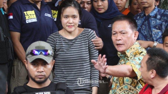 BERKAS LENGKAP - Tersangka kasus pembunuhan Wayan Mirna Salihin, Jessica Kumala Wongso (tengah) usai menyelesaikan admintrasi di Kejaksaan Negeri, Kemayoran, Jakarta Pusat, Jumat (27/5). Berkas perkara kasus kopi beracun yang menjerat tersangka Jessica Wongso akhirnya lengkap (P21) dan di tahan di Rutan Pondok Bambu untuk segera menjalani persidangan.