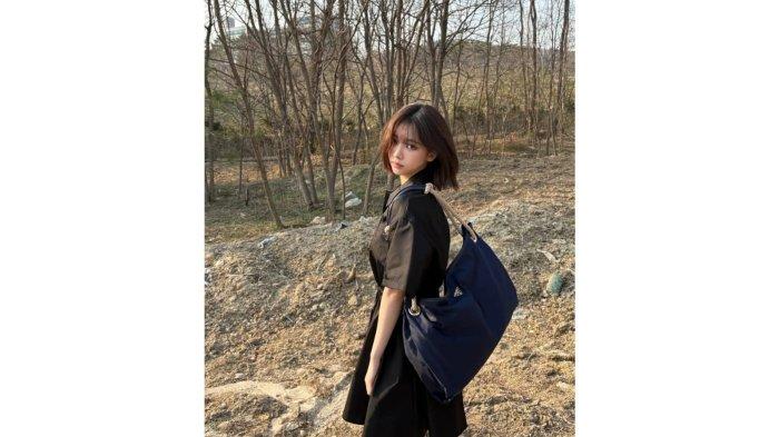 Karina aespa dengan ootd dress hitam