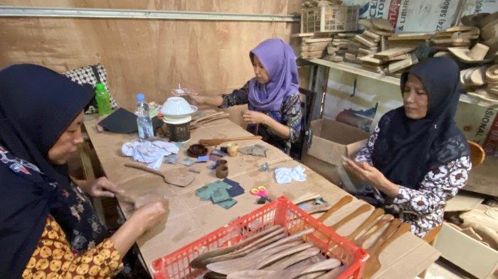 karyawan Rubycraft sedang mengolah limbah kayu menjadi produk handicraft di tempat produksi Rubycraft tepat di Jalan Babadan, Kalurahan Banguntapan, Kapanewon Banguntapan, Kabupaten Bantul, DI Yogyakarta