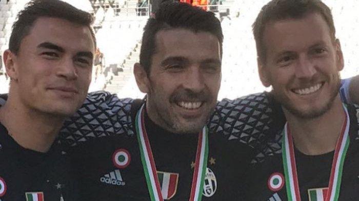 Kiper berdarah Indonesia, Emil Audero (kiri), berpose bersama dua kiper Juventus Gianluigi Buffon (tengah) dan Neto (kanan) saat meraih gelar Liga Italia 2016/2017.
