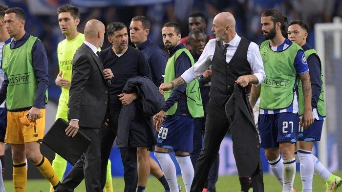 Pelatih AC MilanStefano Pioli (kanan) berbicara dengan pelatih Portugal FC Porto Sergio Conceicao (C-L) pada akhir pertandingan Grup B Liga Champions UEFA antara FC Porto dan AC Milan di stadion Dragao di Porto pada 20 Oktober 2021.