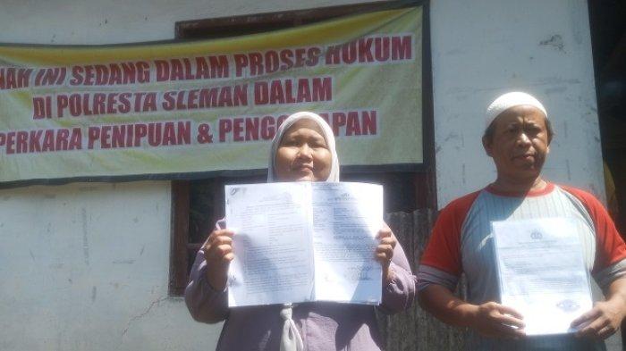 BERKAS PERKARA: Hedi Nudiman dan Istrinya Evi Fatimah menunjukkan berkas perkara perjalanan kasus yang dihadapi. Mereka diduga menjadi korban mafia tanah dan terancam kehilangan rumah dan tanah seluas 1.400an meter persegi di Tridadi, Sleman.