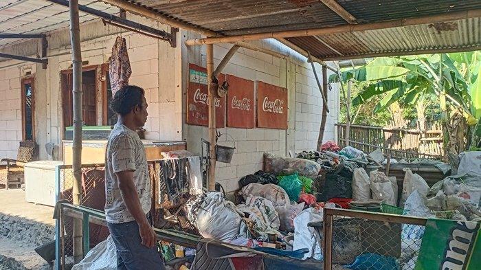 M (44), warga Desa Sukorejo, Kecamatan Wedi, Kabupaten Klaten, Jawa Tengah, berdiri di lokasi ia tertembak oleh orang tak dikenal, Senin (5/8/2024).
