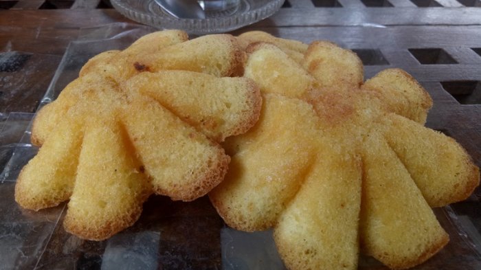 Kue khas Kotagede Yogyakarta bernama Kue Kembang Waru.