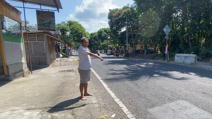 Busrowi (53), warga RT 4, Duwuran, Kalurahan Parangtritis, Kapanewon Kretek, Kabupaten Bantul, DI Yogyakarta, sedang menunjukkan lokasi kejadian laka lantas di Jalan Parangtritis Kilometer 24, Jumat (18/7/2025).