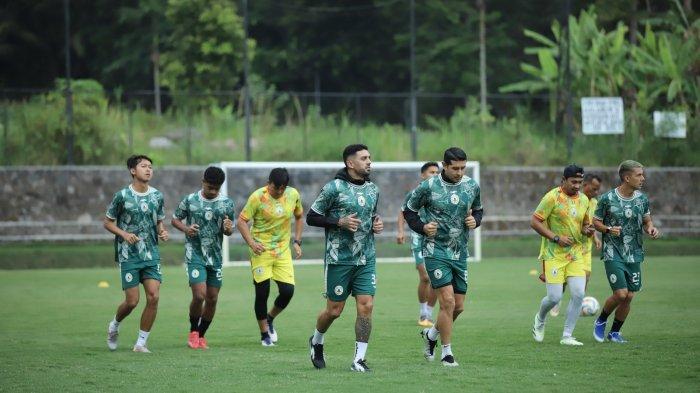 PSS Sleman menggelar latihan di Lapangan Pakembinangun, Selasa (14/11/2023).