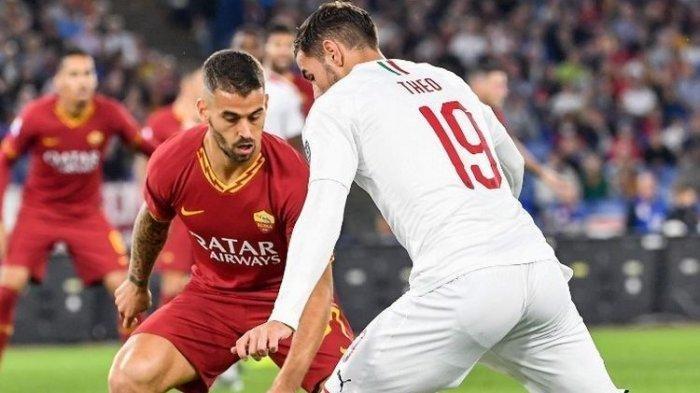 Leonardo Spinazzola mencoba menghentikan laju Theo Hernandez pada pertandingan AS Roma vs AC Milan dalam lanjutan Liga Italia, 27 Oktober 2019.