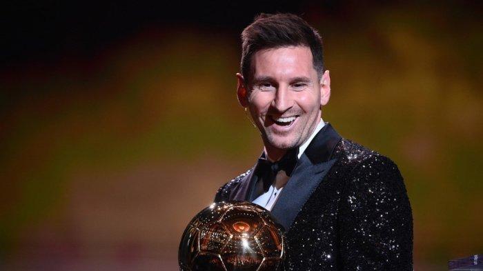 Lionel Messi setelah dianugerahi penghargaan Ballon d'Or France Football 2021 di Theatre du Chatelet di Paris pada 29 November 2021.